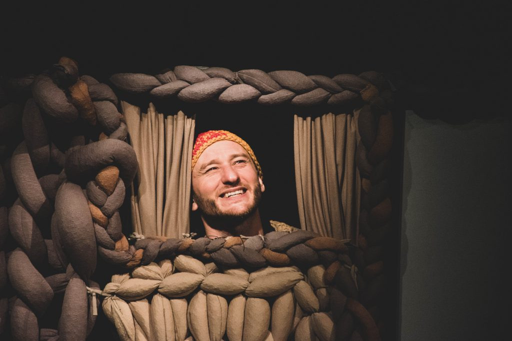 „Budrugana Lietuva“ rankų šešėlių teatro technika, primenanti baletą