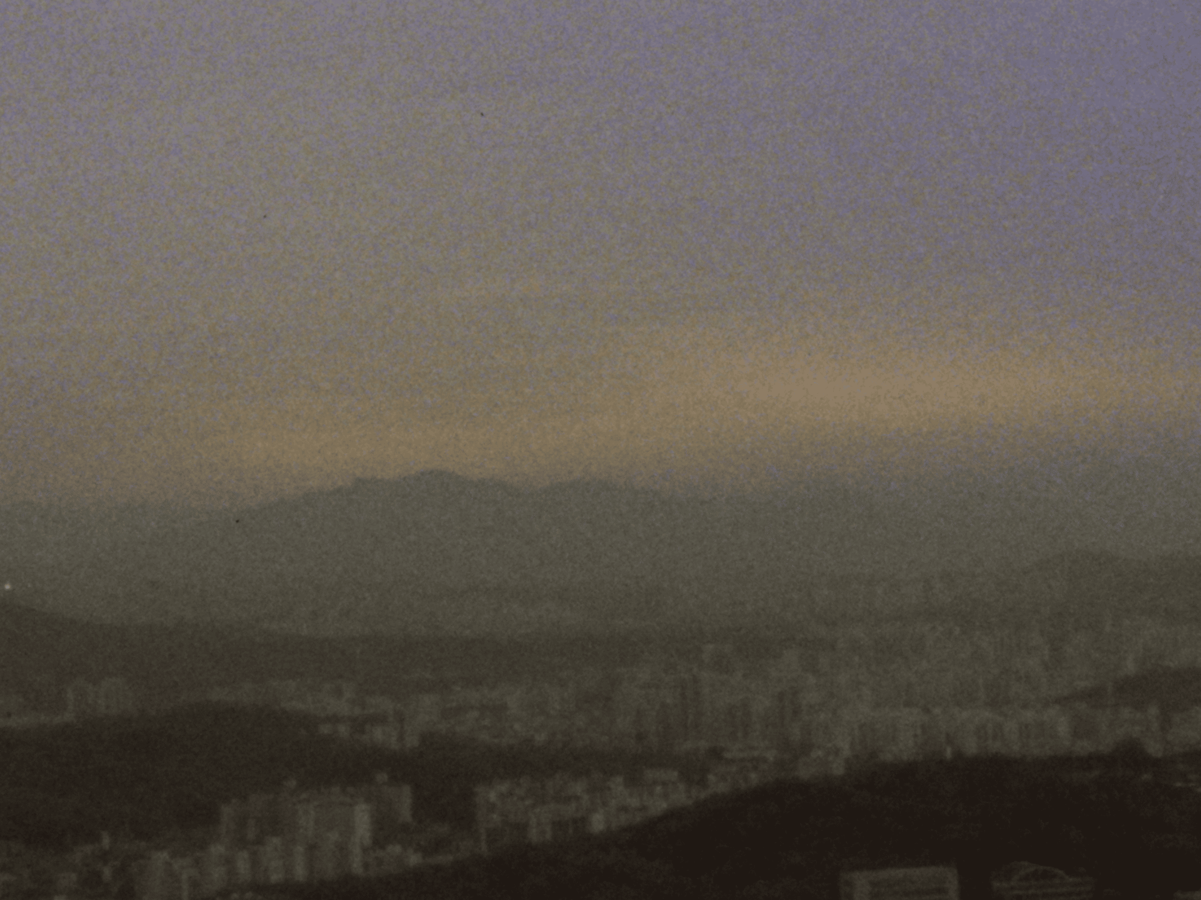 Mėlynas kalnas. Baltas debesis